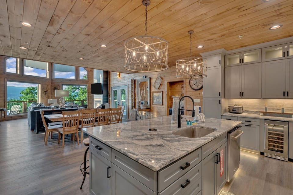 Cabin, 5 Bedrooms | Private kitchen | Coffee/tea maker, fridge, oven, toaster