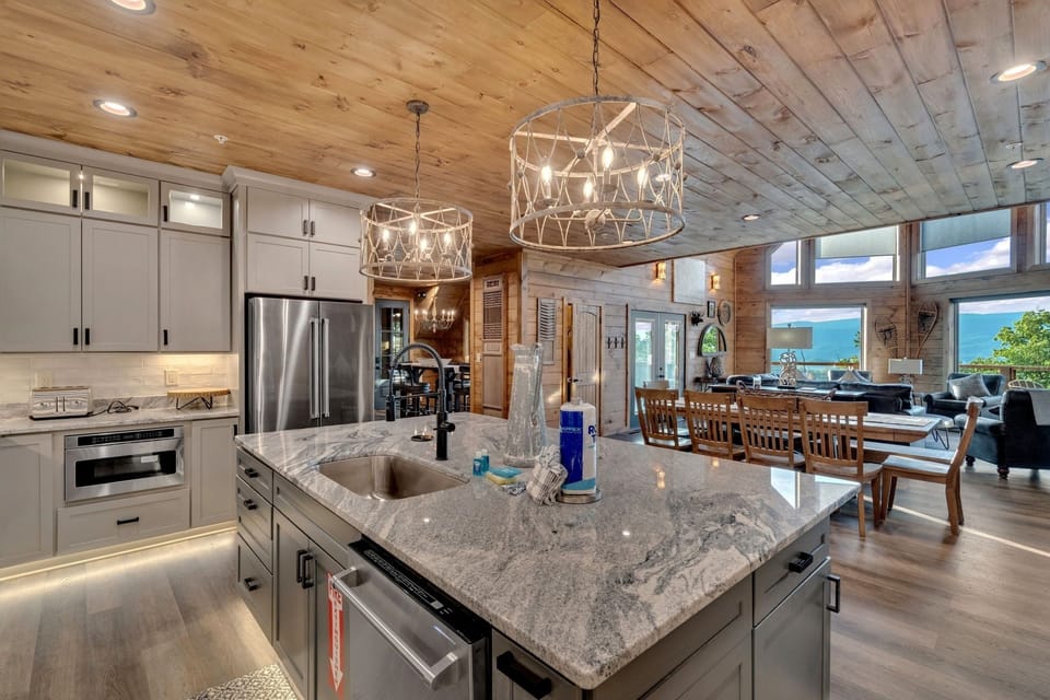 Cabin, 5 Bedrooms | Private kitchen | Coffee/tea maker, fridge, oven, toaster