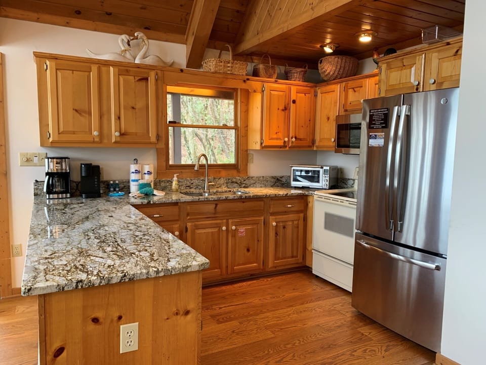 Cabin, 3 Bedrooms | Private kitchen | Fridge, oven, coffee/tea maker, toaster
