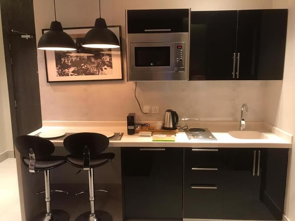 Presidential Room, 1 King Bed, Non Smoking | Desk, free WiFi