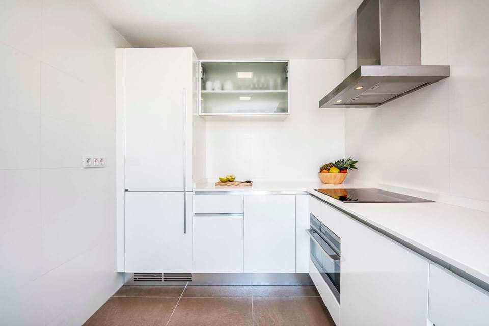 Full-size fridge, microwave, oven, stovetop