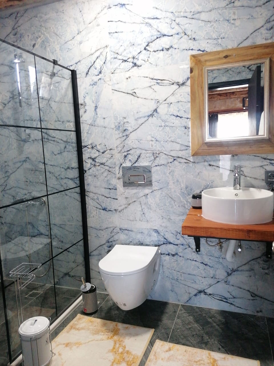 Luxury Suite | Bathroom | Hair dryer, towels, soap, shampoo