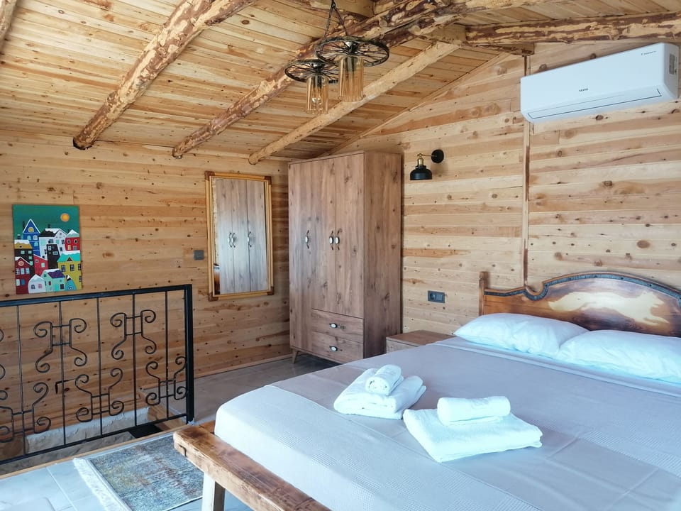Luxury Suite | Free WiFi, bed sheets