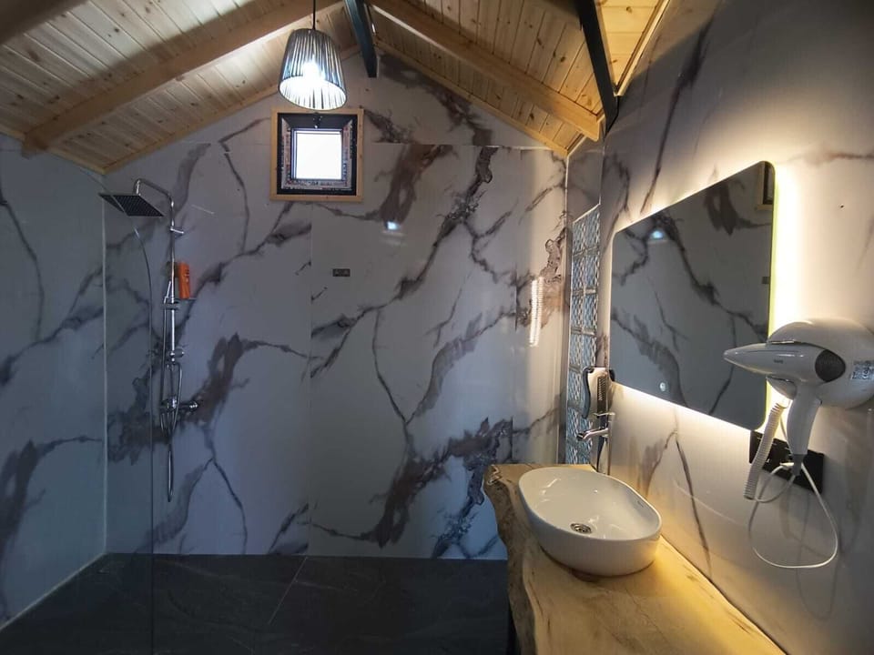 Luxury Tree House | Bathroom | Hair dryer, towels, soap, shampoo