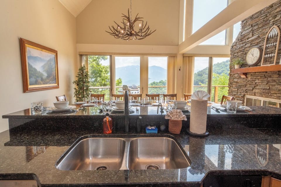 Window Wonderland's fully-equipped kitchen