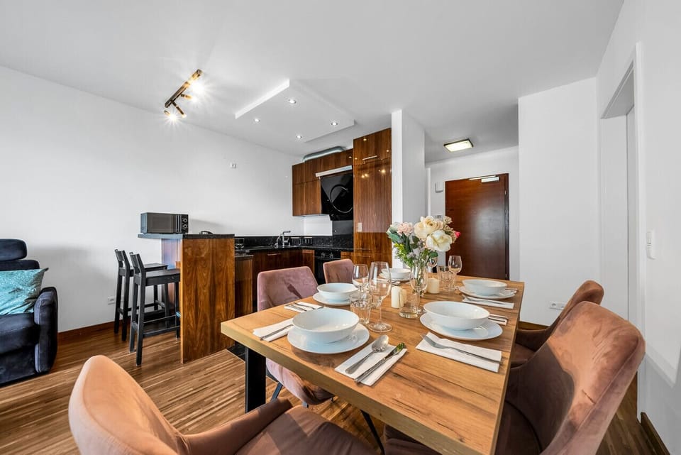 Dining Table | Book Now with RENTUJEMY.COM