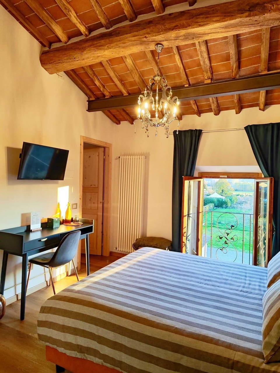 Deluxe Double or Twin Room, Mountain View | Premium bedding, down comforters, desk, laptop workspace