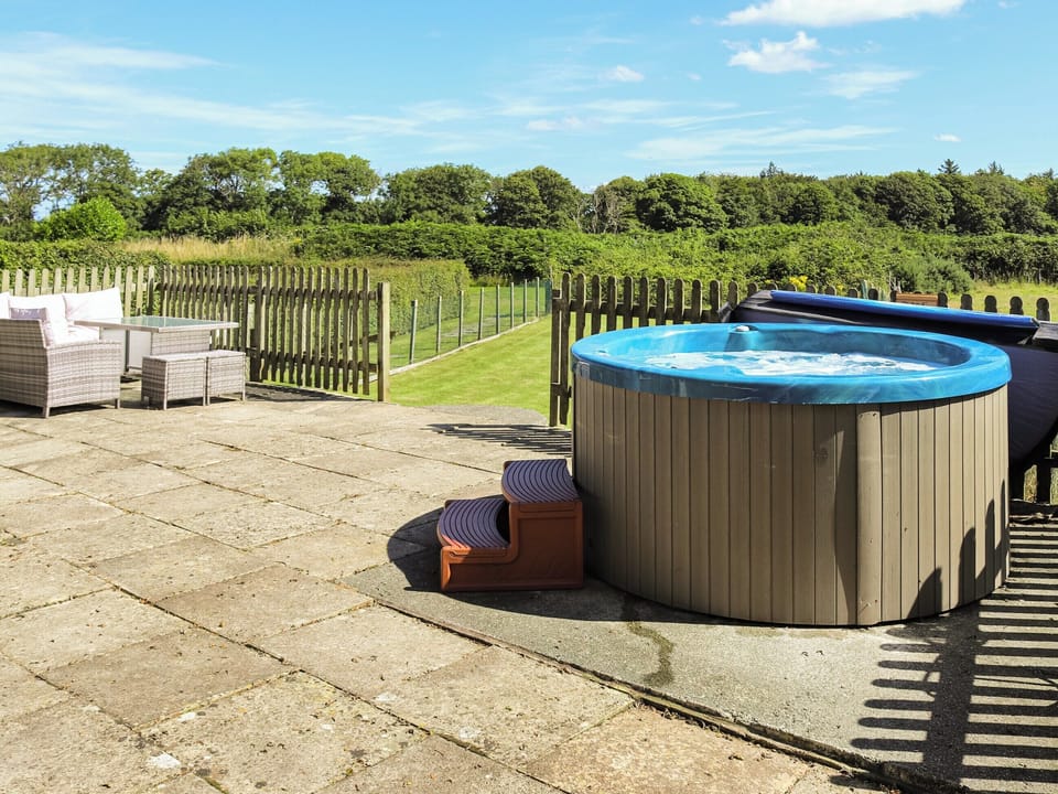 Hot tub | Tanydderwen, Caernarfon