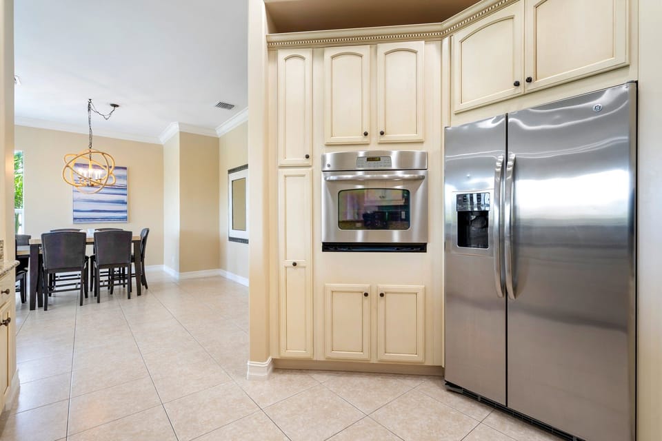 Stovetop and wall-mounted oven ready for your culinary creations!