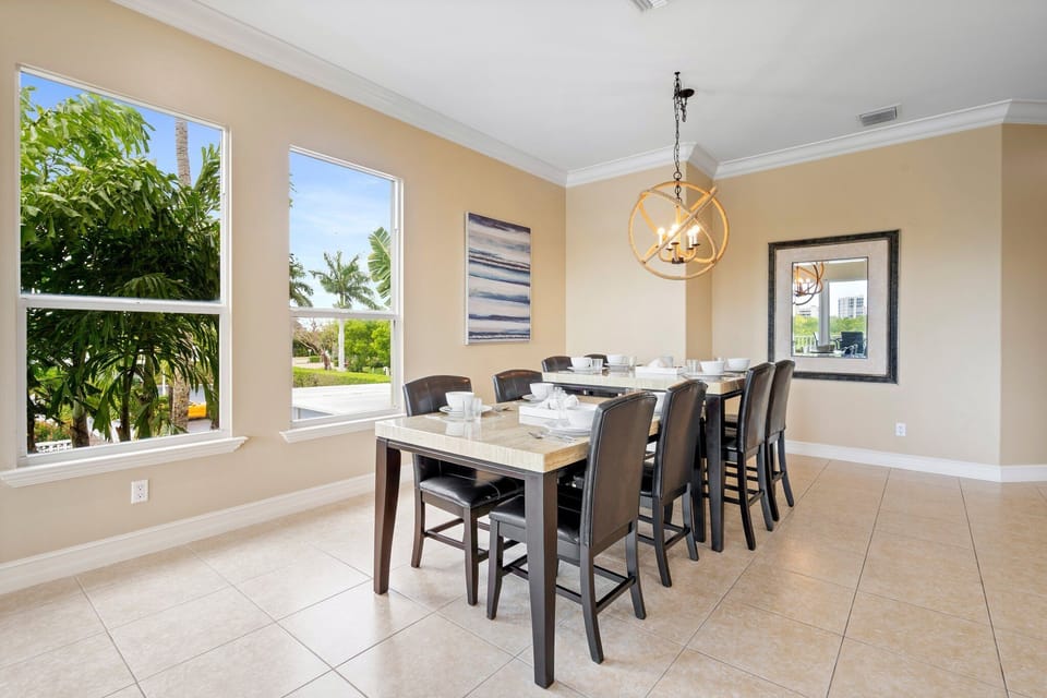 Our dining room is the ideal setting for family dinners!