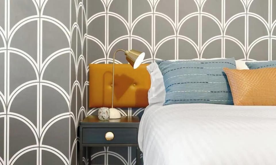 Clean and comfy bedroom (Queen size bed)