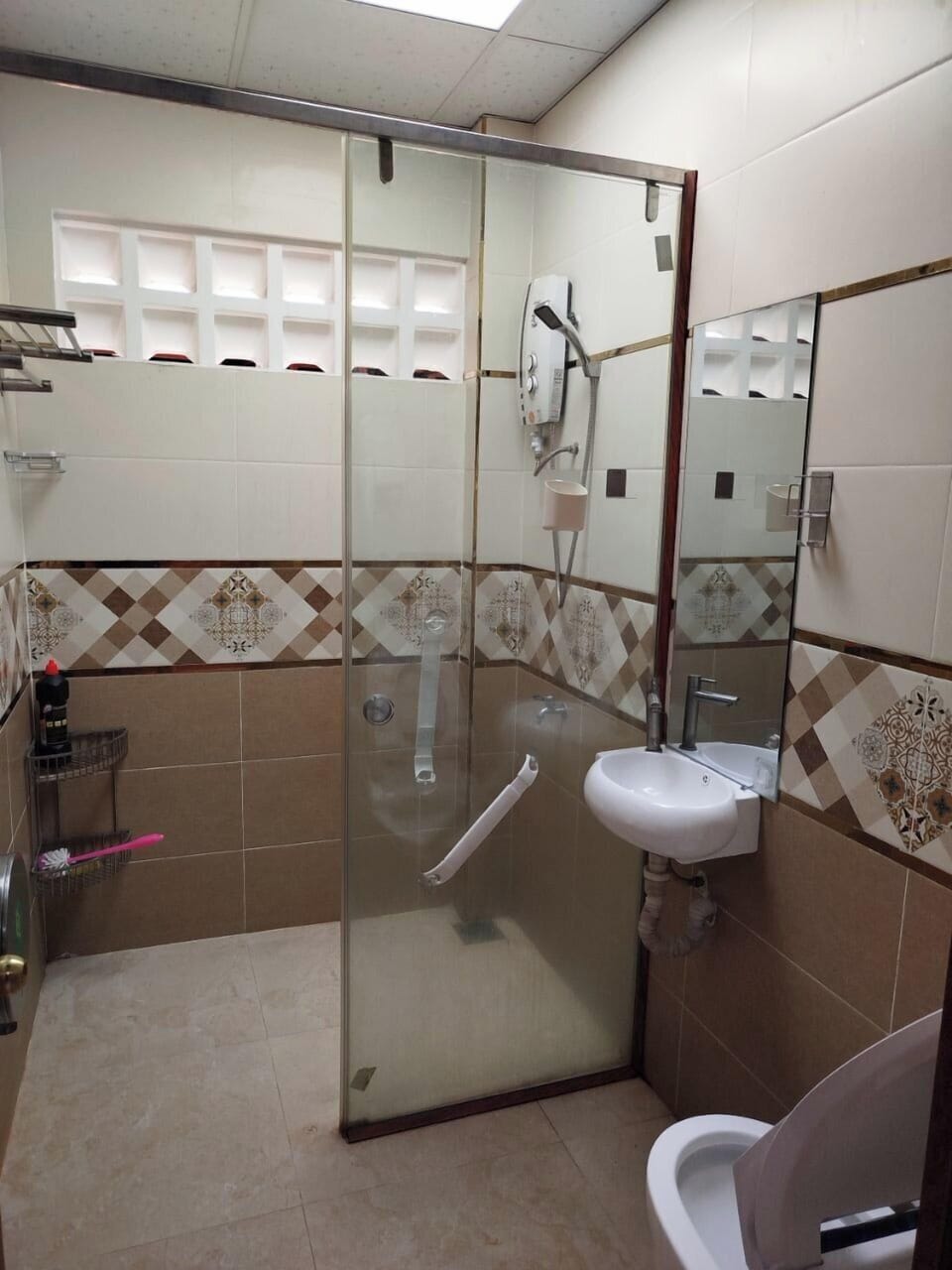 Comfort Double Room, Balcony | Bathroom | Shower, free toiletries, hair dryer, towels