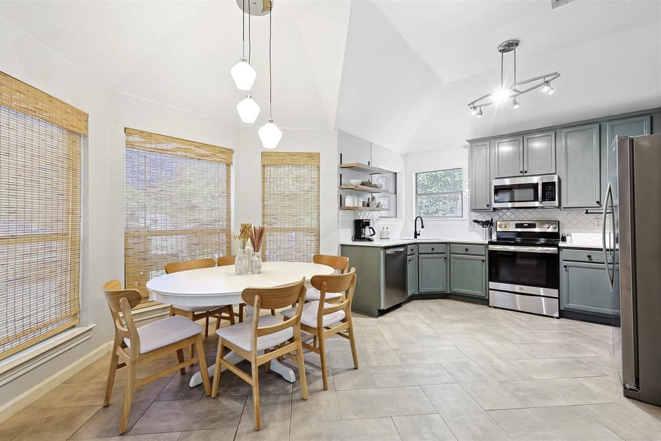 Beautiful kitchen with various amenities and everything you need to enjoy your meals easily and comfortably, with direct access to the dining room