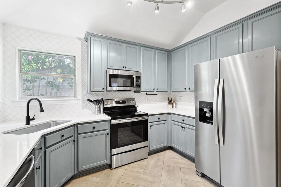 Beautiful and spacious kitchen equipped with a coffee maker, stove, oven, microwave, and refrigerator, to make your meals easier