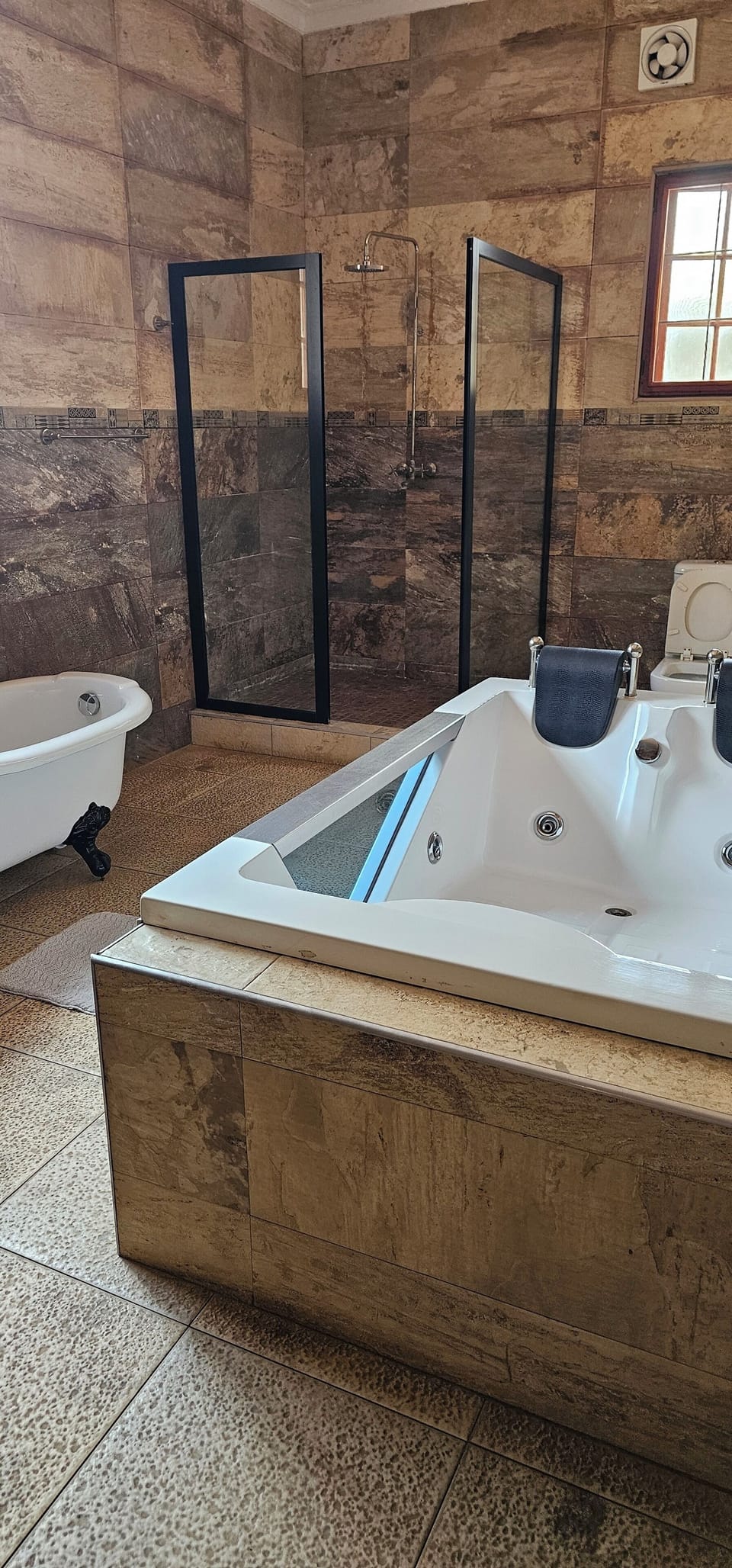Superior Double Room, Executive Level | Bathroom | Separate tub and shower, free toiletries, slippers, towels