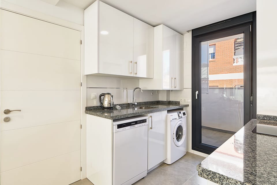 Full-size fridge, microwave, oven, stovetop