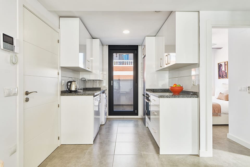 Full-size fridge, microwave, oven, stovetop