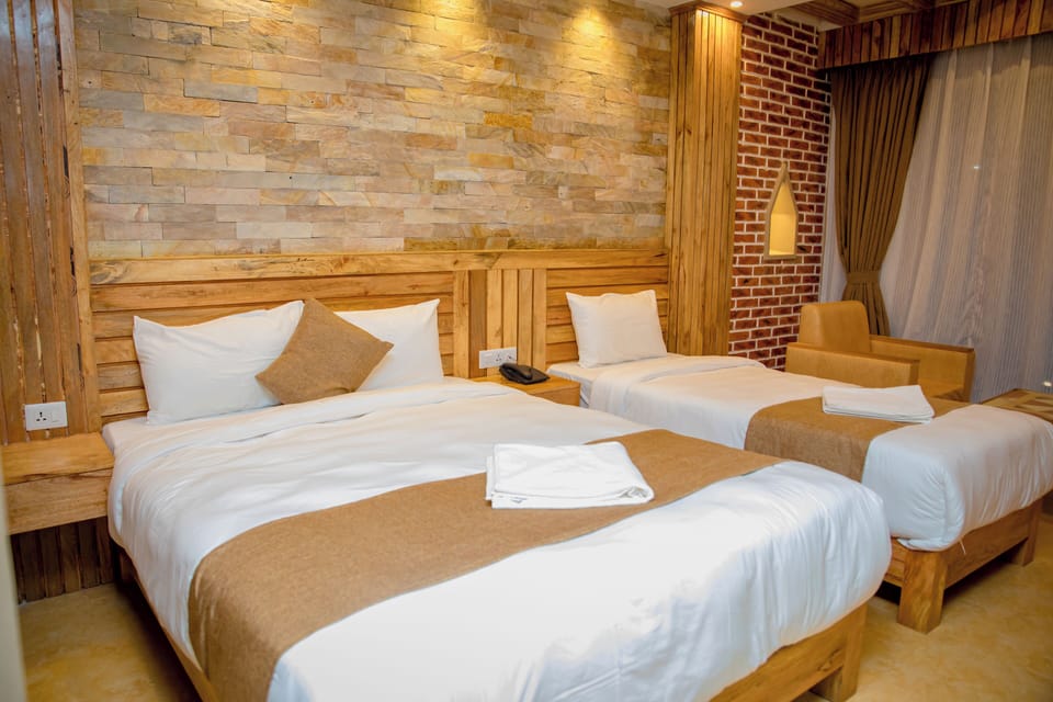 Deluxe Twin/ Family Room | Desk, free WiFi