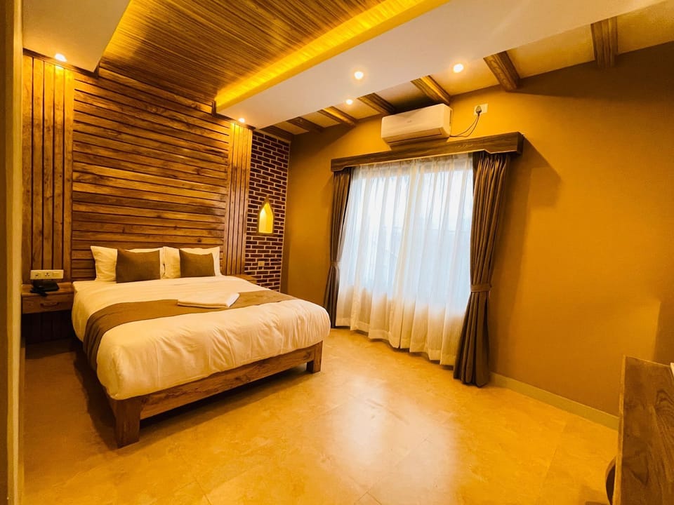King Deluxe Room | Desk, free WiFi