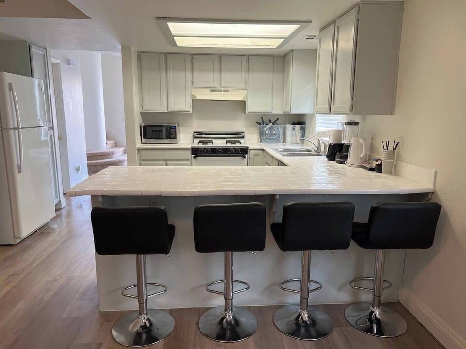 Full Kitchen and Breakfast Area 