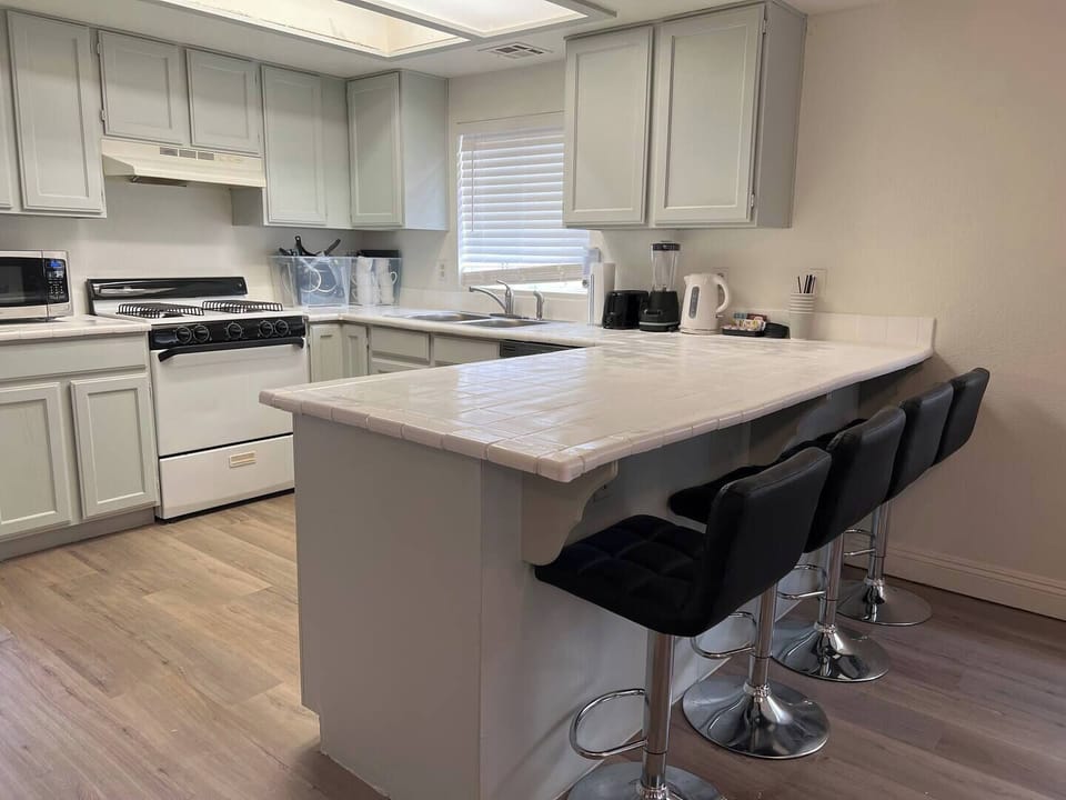 Full Kitchen and Breakfast Area 