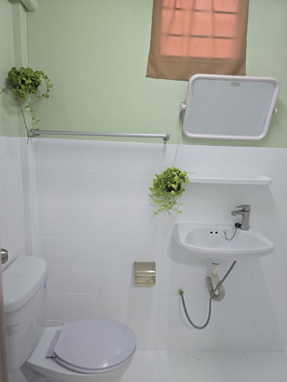 Family Room | Bathroom | Shower, towels, soap, shampoo