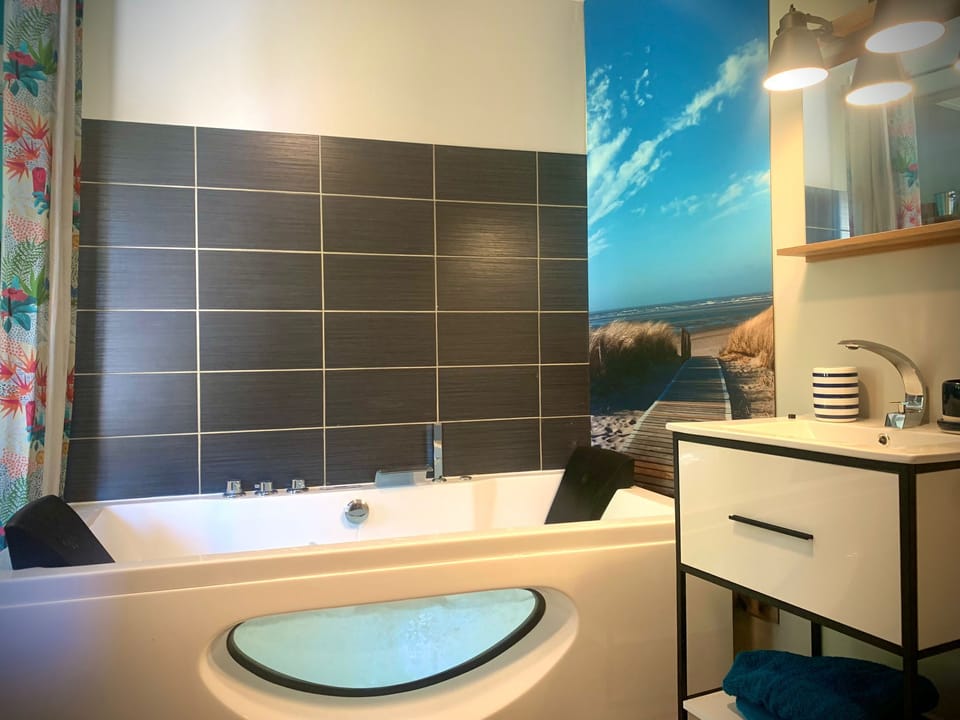 Comfort Double Room, Non Smoking, Garden View | Bathroom | Separate tub and shower, jetted tub, rainfall showerhead