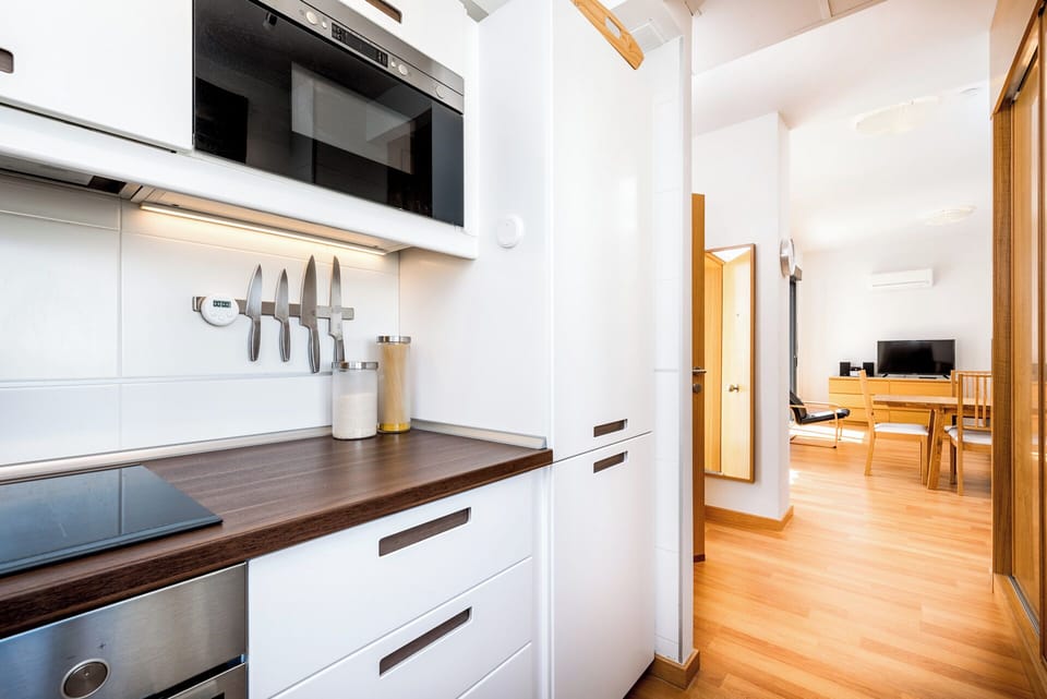 Full-size fridge, microwave, dishwasher, coffee/tea maker