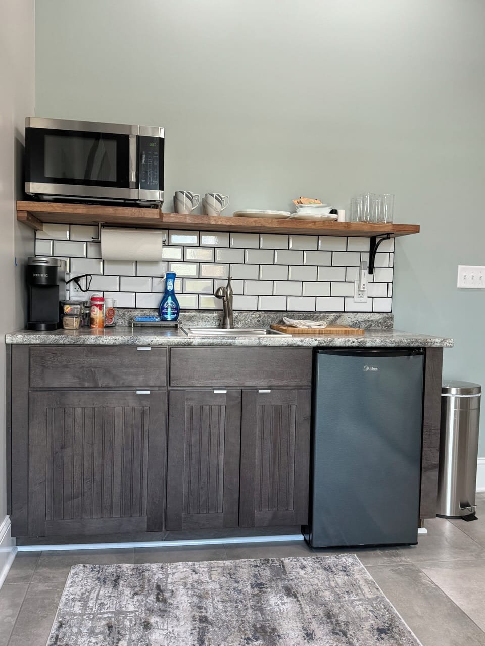 Kitchenette, plenty of Coffee and mini fridge.