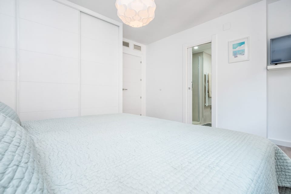 Deluxe Apartment, Bay View | 3 bedrooms, down comforters, individually decorated