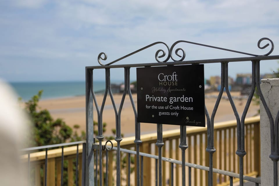 Tenby apartment, sea views