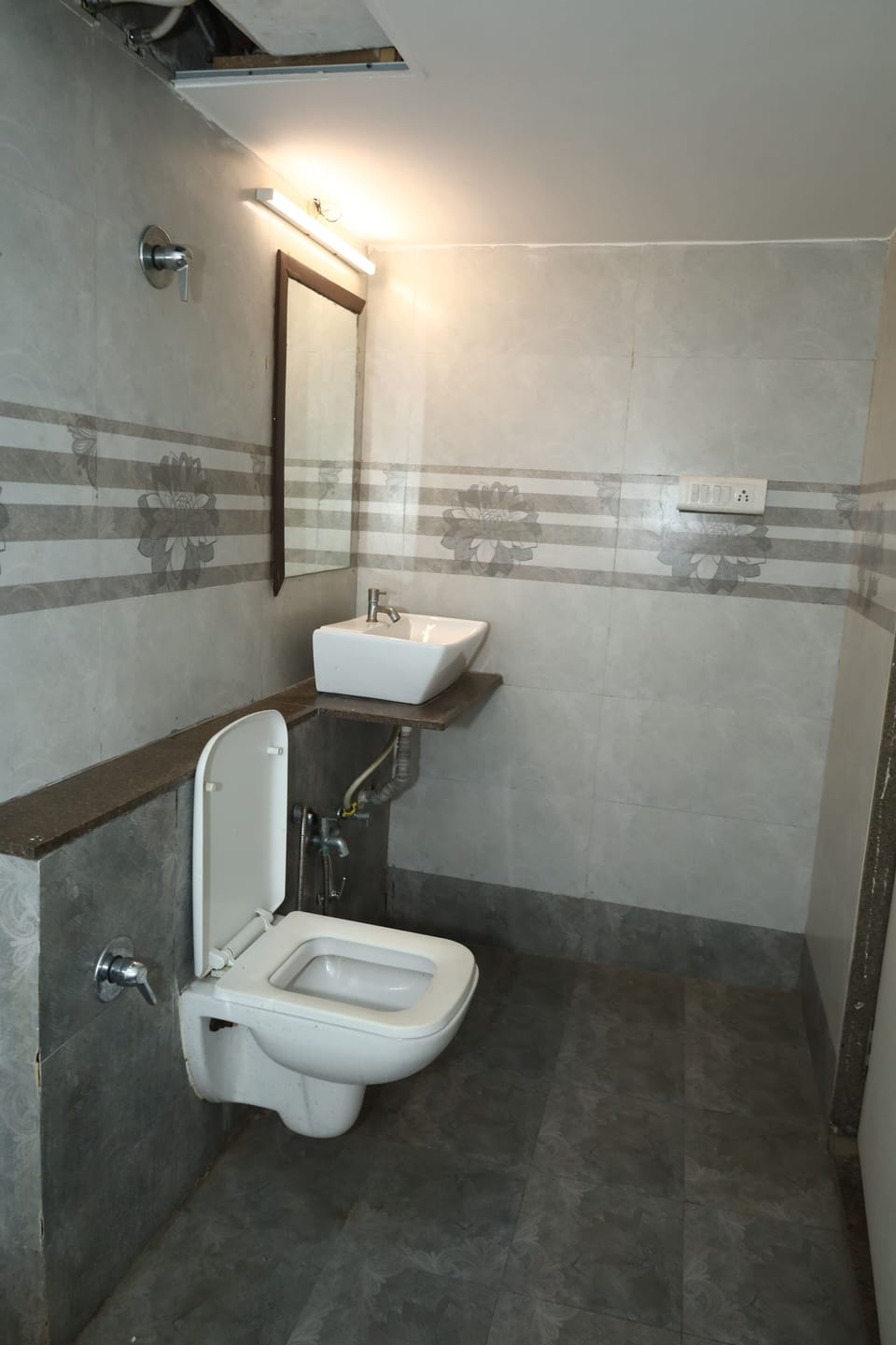 Deluxe Double Room | Bathroom | Shower, rainfall showerhead, free toiletries, slippers