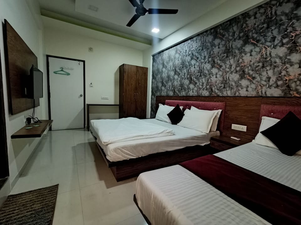 Basic Suite | Premium bedding, down comforters, desk, laptop workspace