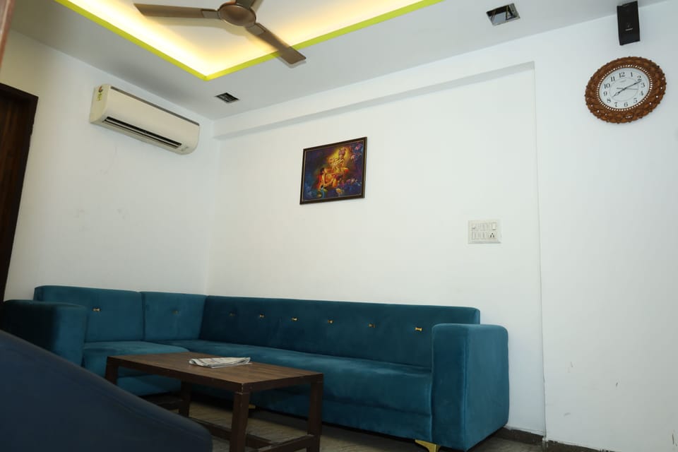 Basic Suite | Living area | 42-inch LCD TV with cable channels