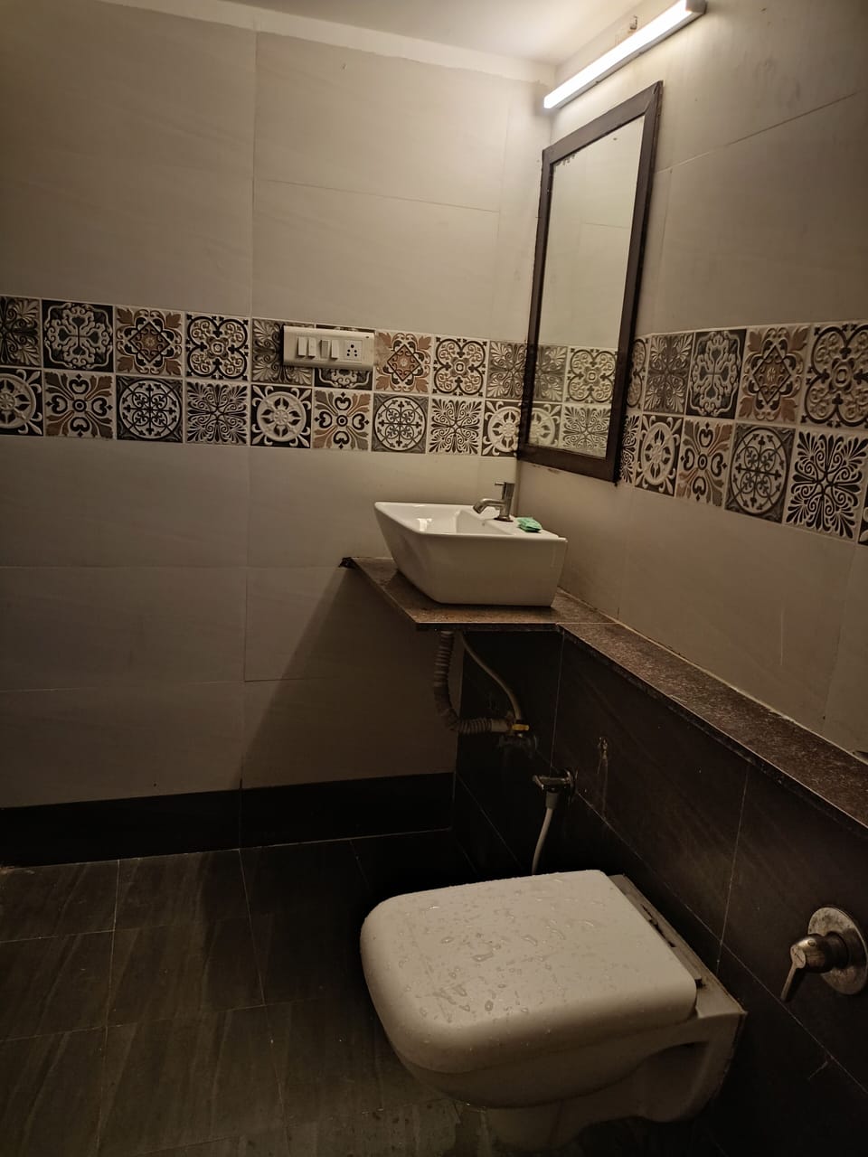Basic Suite | Bathroom | Shower, rainfall showerhead, free toiletries, slippers