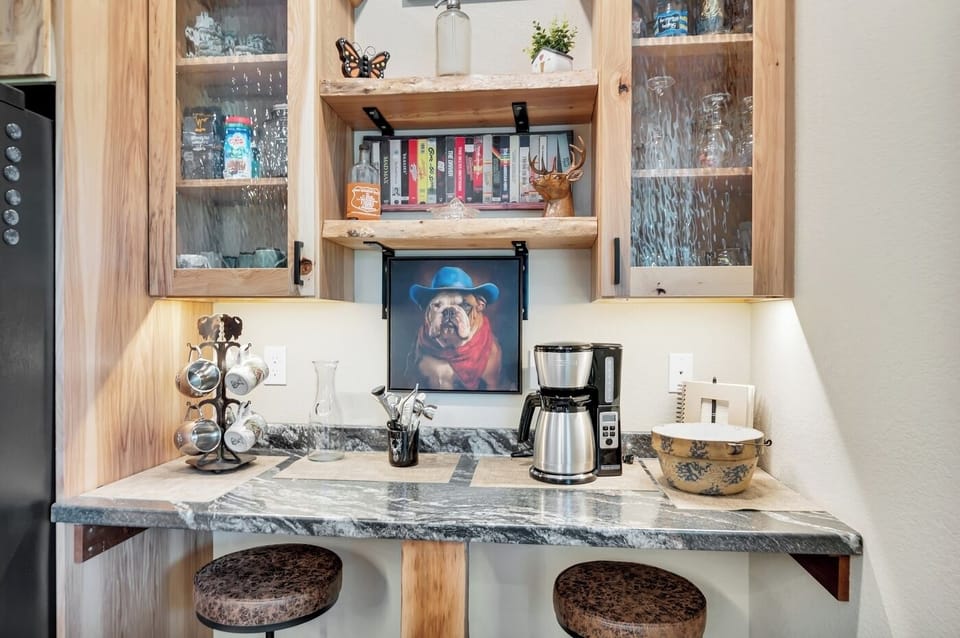 Coffee, tea and cheers bar