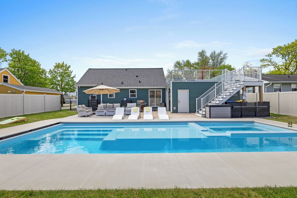 [Pool]
Come enjoy the closet pool & hot tub combo next to Lambeau! Where Green Bay Luxury and Football History meet!