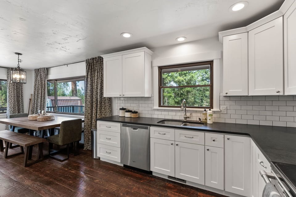 Kitchen & Dining