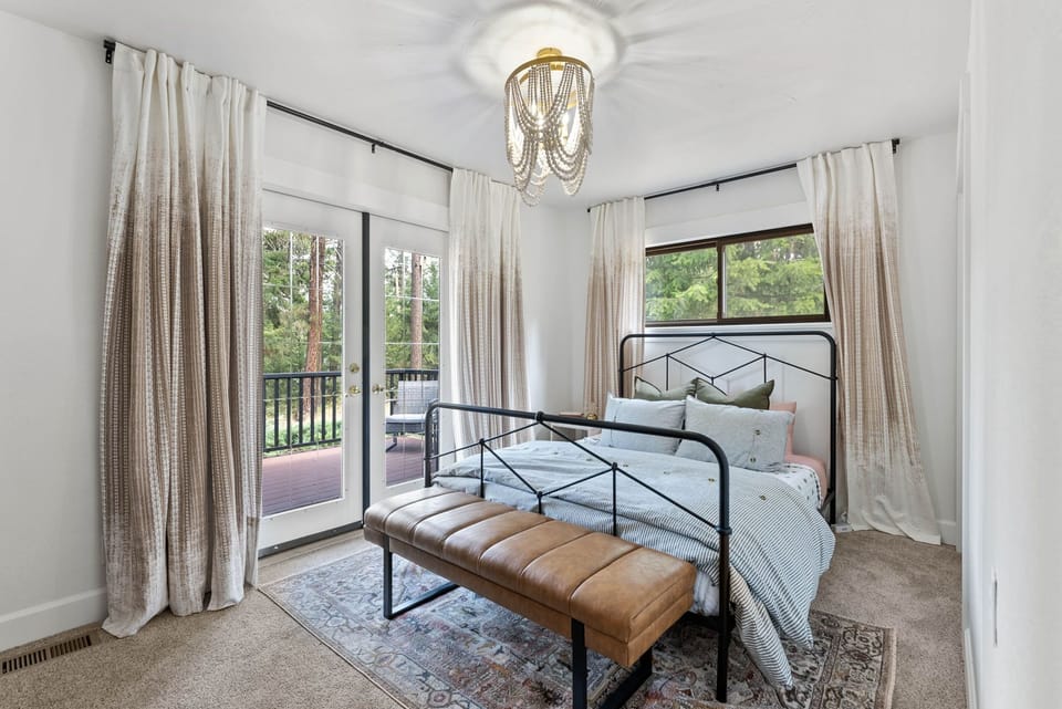 Mainfloor bedroom 2 - queen bed