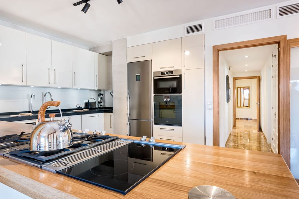 Comfort Apartment, City View | Private kitchen | Full-size fridge, microwave, oven, stovetop