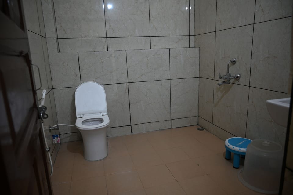 Luxury Room, 1 King Bed, Terrace, River View | Bathroom | Shower, rainfall showerhead, free toiletries, slippers