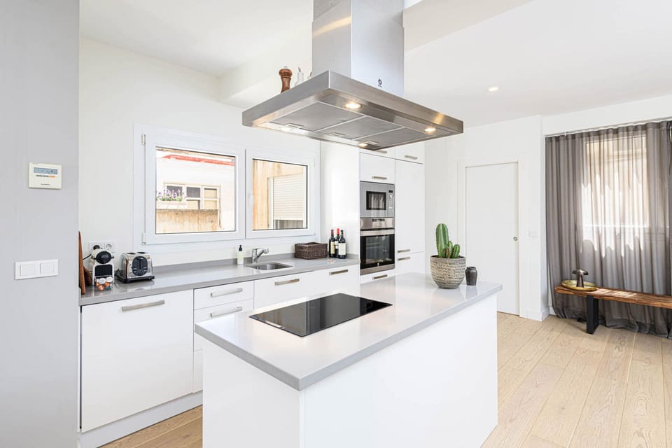 Private kitchen | Coffee/tea maker, full-size fridge, microwave, oven