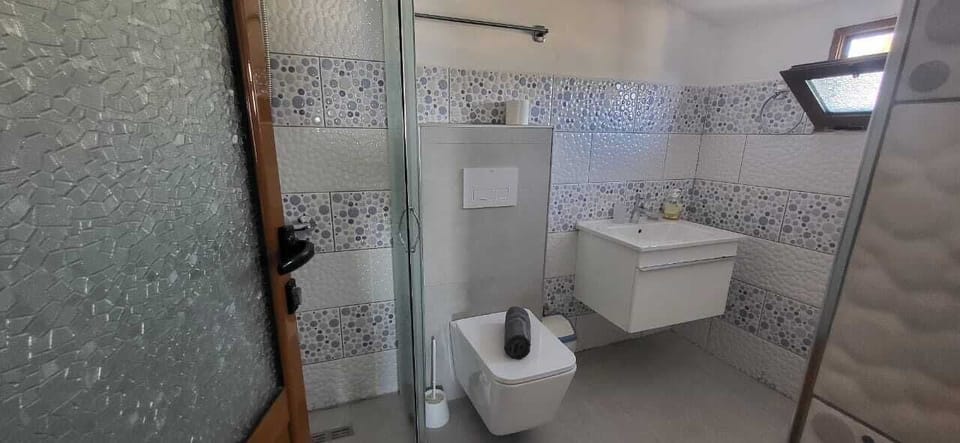 Comfort Family Room | Bathroom | Combined shower/tub, hair dryer, towels, soap