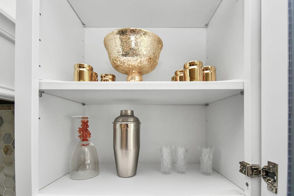 Full-size fridge, microwave, oven, stovetop