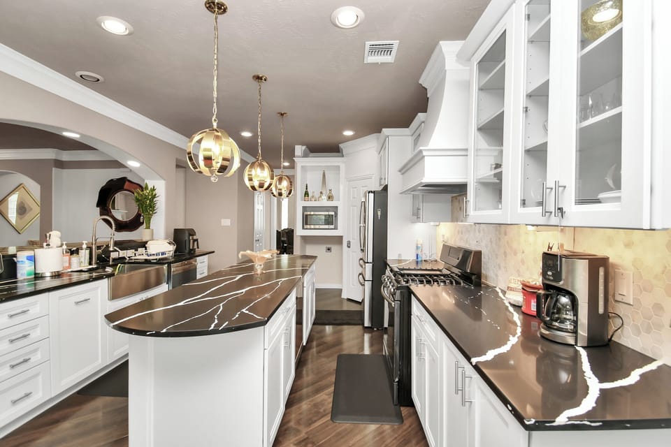 Full-size fridge, microwave, oven, stovetop