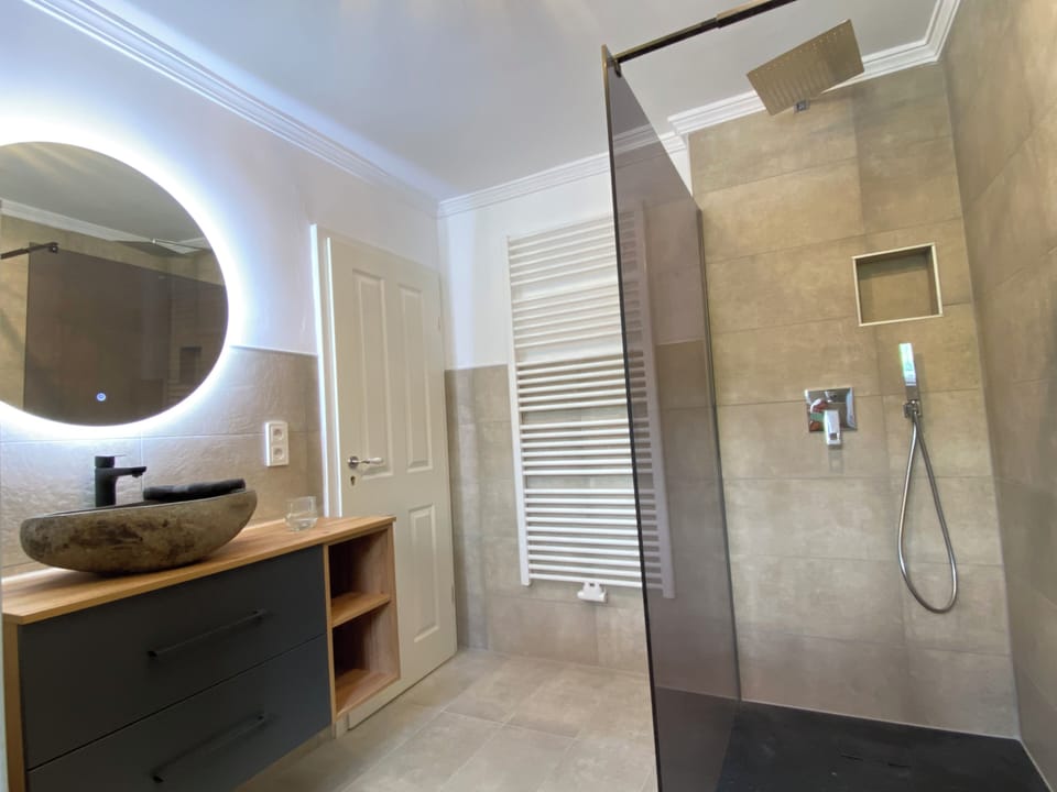 House | Bathroom | Shower, hair dryer, towels