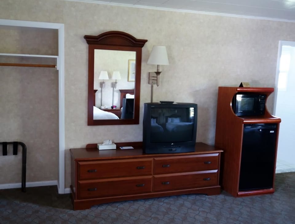 Iron/ironing board, free cribs/infant beds, rollaway beds, free WiFi