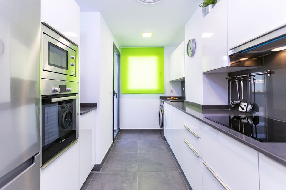 Full-size fridge, microwave, oven, stovetop