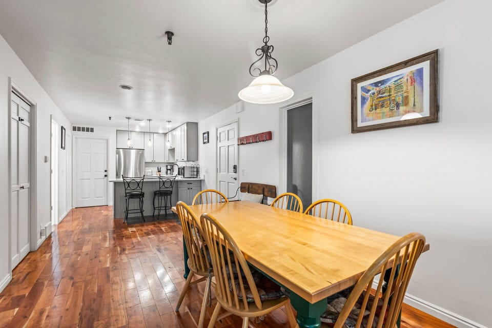 Ski Team 1: Dining table - seating for six