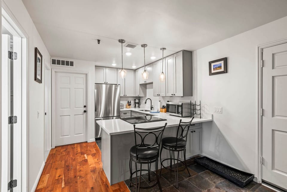 Ski Team 1: Kitchen - bar seating